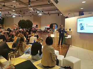 Experten-Diskussion zu den “10 Zukunftsfragen der KI“ im Sustainability Corner des BMWi. Mit (v.l.n.r.) Lorena Jaume-Palasi (The Ethical Tech Society), Maria Merchan-Rocamora (Youth IGF) Alexander Rabe (eco Verband), Frithjof Nagel (GI) Experten-Diskussion zu den “10 Zukunftsfragen der KI“ im Sustainability Corner des BMWi. Mit (v.l.n.r.) Lorena Jaume-Palasi (The Ethical Tech Society), Maria Merchan-Rocamora (Youth IGF) Alexander Rabe (eco Verband), Frithjof Nagel (GI)