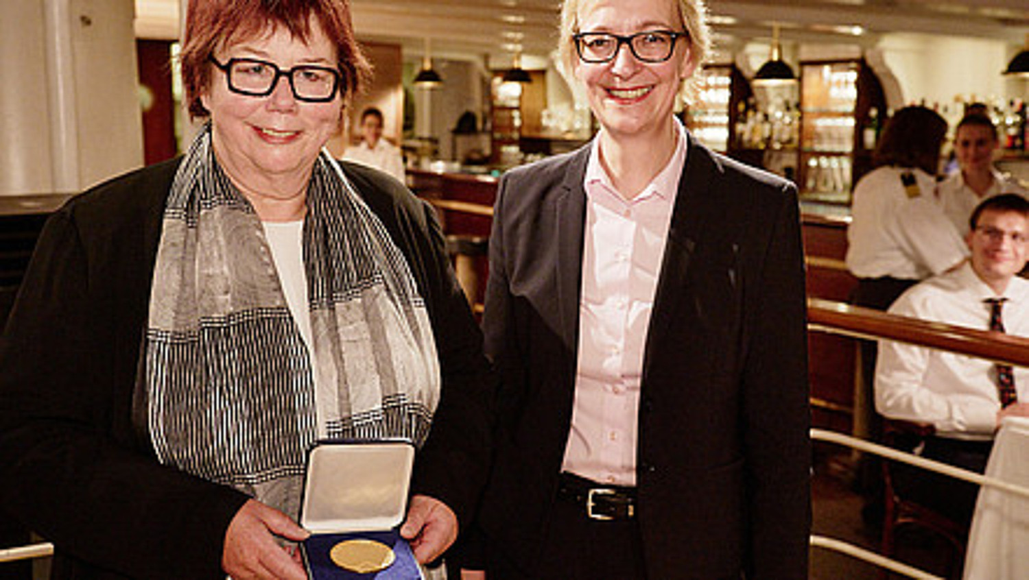 Barbara Schwarze mit ihrer Medaille neben GI-Präsidentin Christine Regitz