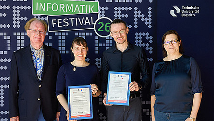 Prof. Dr. Helmut Balzert und die Jury-Vorsitzende, Prof. Dr. Nadine Dittert, ehren gemeinsam die Tenure-Track Professor*innen, Dr. Franziska Boenisch und Dr. Adam Dziedzic, für die von ihnen konzipierte CISPA European Cybersecurity & AI Hackathon Championship.