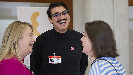 Eine Gruppe Teilnehmender im Gespräch
