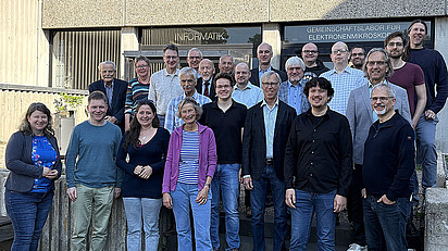 Gruppenfoto der Regionalgruppen-Sprecher*innen auf den Stufen vor einem Gebäude der RWTH Aachen