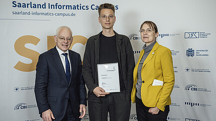 Minister Jürgen Barke mit dem Preisträger "Text" des Journalismuspreises Informatik, Holger Fröhlich vom Magazin "brandeins", und dem Jury-Mitglied Isabel Münch, Fellow der Gesellschaft für Informatik.