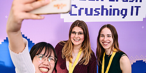 Drei junge Frauen posieren für ein Selfie beim Tech Crush
