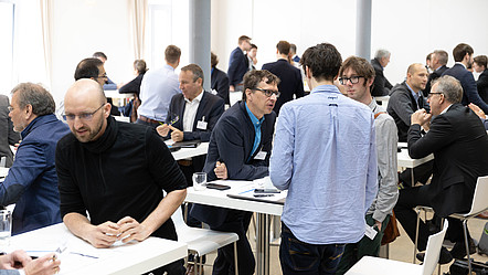 Teilnehmende der Veranstaltung im Gespräch in 2019