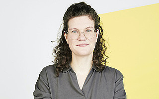 Portraitfoto von Julia Meisner vor hellem Hintergrund