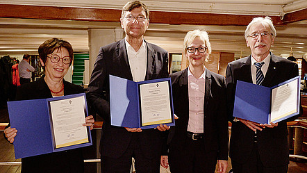 GI-Präsidentin Christine Regitz und die drei neuen GI-Fewllos mit ihren Urkunden
