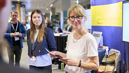 Anna-Sarah Lieckfeld auf der Jahrestagung der GI, im Hintergrund Maja Denisova