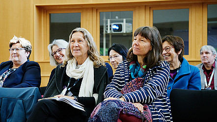 Eine Gruppe von Informatikerinnen sitzt im Publikum einer Paneldiskussion auf der Jahrestagung der GI.