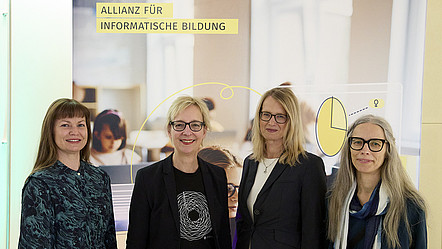 Elena Harwardt-Heinecke (Bereichsleitung Forschung und Qualitätsmanagement von Kinder forschen), GI-Präsidentin Christine Regitz, Beatrice Stübing (Bereichsleitung Kommunikation von Kinder forschen), Anne Lehmann (Referentin Online-Lernen von Kinder forschen) stehen nebeneinander und blicken lächelnd in die Kamera