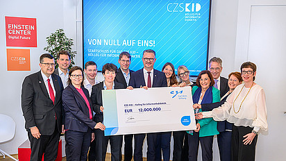 Scheckübergabe in Berlin: Felix Streiter und Monika Schatz von der Carl-Zeiss-Stiftung übergaben zusammen mit Christian Tischner, Thüringer Minister für Bildung, Wissenschaft und Kultur, den Scheck an die Vertreter:innen des Kollegs und der Universitäten. V.l.n.r.: Stefan Wehner, Felix Streiter, Nadine Dittert, Michael Rücker, Claudia Hildebrandt, Carsten Schulte, Thüringer Minister Christian Tischner, Monika Schatz, Anna Lieckfeld, Andrea Strübind, Jan Vahrenhold, Ira Diethelm, Karin Vach (Foto: David Ausserhofer)