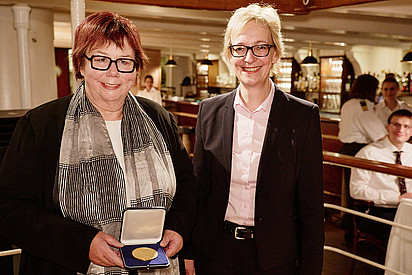 Prof. Barbara Schwarze mit ihrer Medaille und GI-Präsidentin Christine Regitz