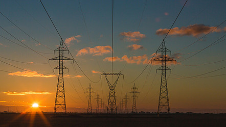 Strommasten im Sonnenuntergang