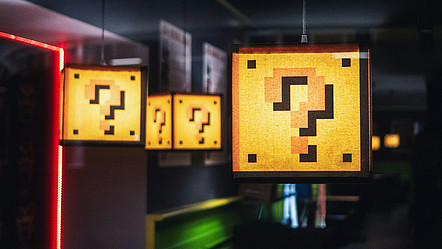 Leuchtkästen mit Fragezeichen im Look der Super-Mario-Games