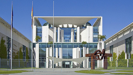 Bundeskanzleramt in Frontalansicht mit Statue