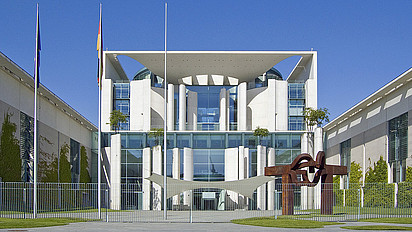 Bundeskanzleramt in Frontalansicht mit Statue