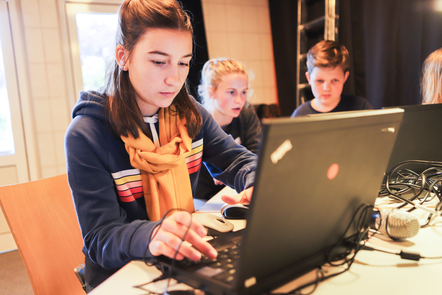 Eine Schülerin beim Lernen an einem Laptop.