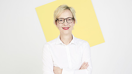 Porträt von Christine Regitz mit verschränkten Armen