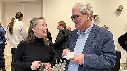 Ulrike Lucke beim Kaffeetrinken mit einem Kollegen aus dem GI-Präsidium