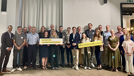 Auf dem Bild sind die Gäst*innen des Berliner Abends für Informatikbildung zu sehen. 