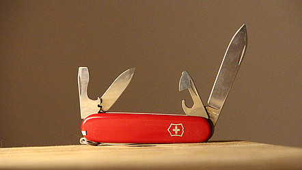 Ein Schweizer Taschenmesser, bei dem mehrere Klingen ausgeklappt sind