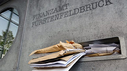 Briefkasten des Finanzamtes Fürstenfeldbruck (© Manuel Findeis / Fotolia.com)