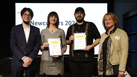 Zwei Newcomer*innen zwischen Alexander Steen und Ina Schieferdecker auf einer Bühne