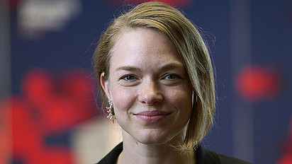 Porträt von Mareike Lisker auf der INFORMATIK Jahrestagung 2024, erkennbar durch rote und blaue Flächen im Hintergrund