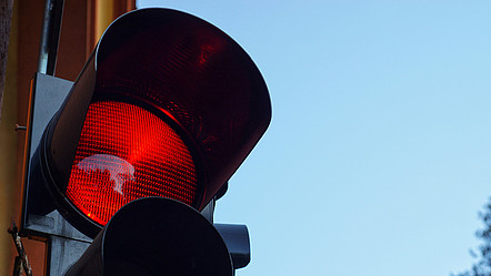 Nahaufnahme einer Ampel, die auf Rot steht