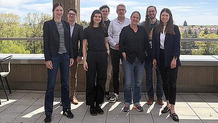 Auf dem Foto sind die Projektpartner zu sehen. Im Hintergrund sind Bäume.