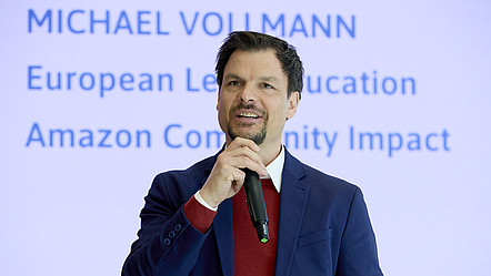 Michael Vollmann mit Mikro auf der Bühne