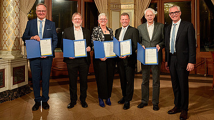 Erhard Rahm, Bernhard Witt, Karin Vosseberg, Wolfgang Lehner, Andreas Schwill und Martin Wolf in förmlichen Outfits, sie halten Urkunden in die Kamera und lächeln