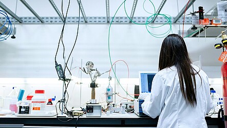 Eine Frau forscht in einem Labor.