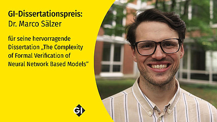 Porträt von Marco Sälzer mit folgendem Text: GI-Dissertationspreis: Dr. Marco Sälzer für seine hervorragende Dissertation „The Complexity  of Formal Verification of  Neural Network Based Models“