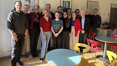 Gruppenfoto in einem Aufenthaltsraum