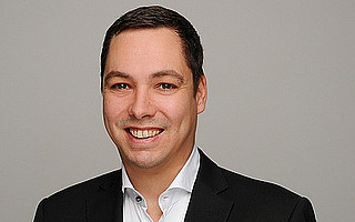 Portraitfoto von Prof. Dr. Loebenberger vor grauem Hintergrund
