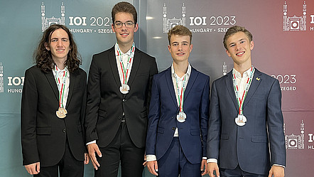 Die vier Gewinner mit ihren Medaillen.