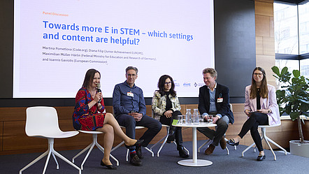 Paneldiskussion auf der Bühne
