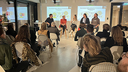 Panelist*innen auf der Bühne beim Abschlussevent