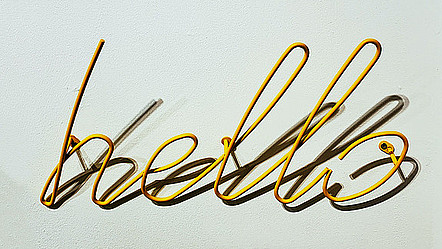 Gelber Neon-Schriftzug mit dem Wort "hello"