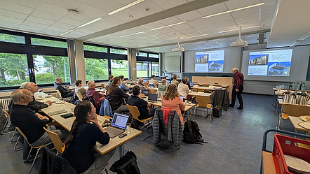 Die Teilnehmenden in einem Hörsaal in Aachen, vorne hält ein Sprecher einen Vortrag
