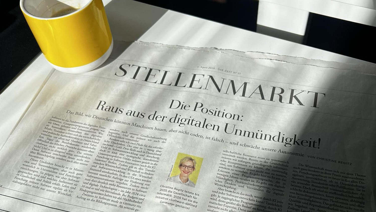 Eine Ausgabe der FAZ mit einem Beitrag von Christine Regitz "Die Position: Raus aus der digitalen Unmündigkeit!"